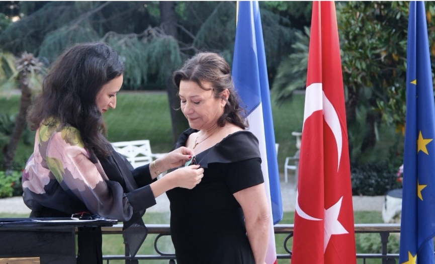 Leman Yılmaz Sanat ve Edebiyat Şövalyesi — Şalom kaynak görseli