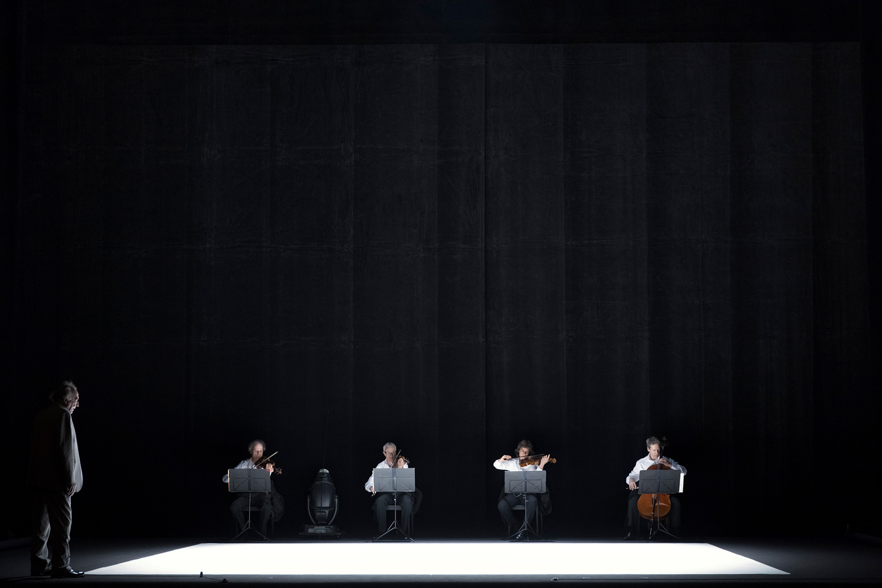 Vassilis K. Makris — Eraritjaritjaka, Onassis Cultural Centre, 2014 — vassilismakris.com kaynak görseli