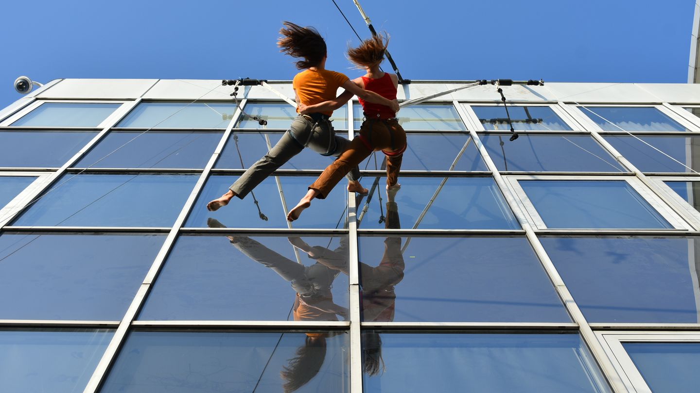 TRT World - Istanbul Theatre Festival welcomes audiences both on and off line — trtworld.com kaynak görseli
