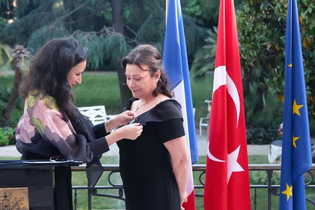 Doç. Dr. Leman Figen Yılmaz’a Fransa’dan Sanat ve Edebiyat Şövalyesi nişanı verildi — avrupagazete.co.uk kaynak görseli