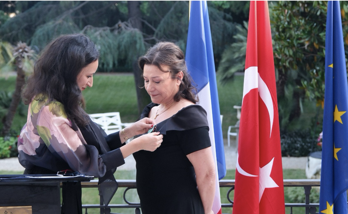 Doç.Dr. Leman Yılmaz’a, “Chevalier de l’Ordre des Arts et des Lettres / Sanat ve Edebiyat Şövalyesi” nişanı takdim edildi | Edebiyat Haber kaynak görseli